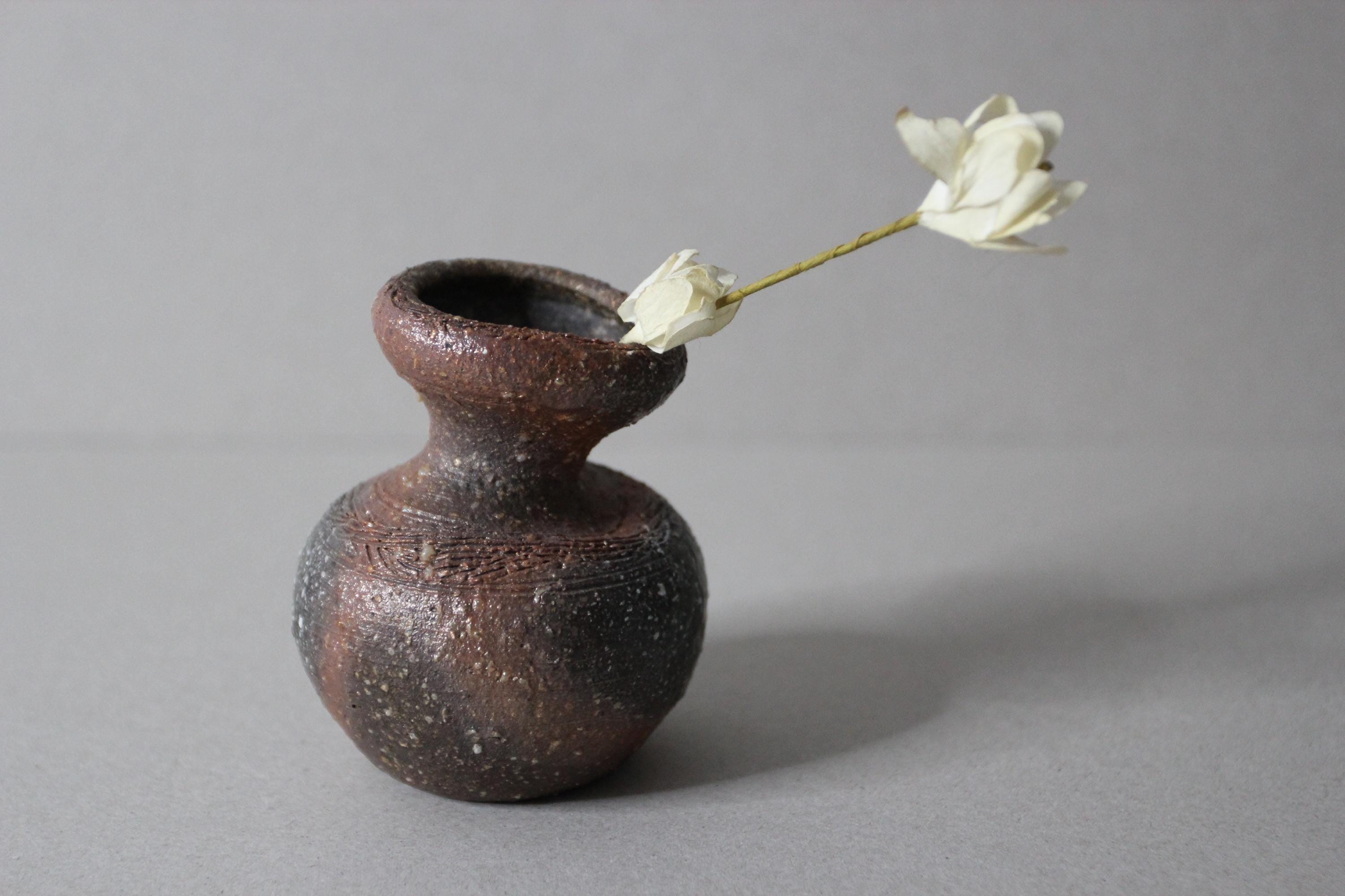 Japanese Shigaraki Pottery Mini Vase: Rustic Floral Decor