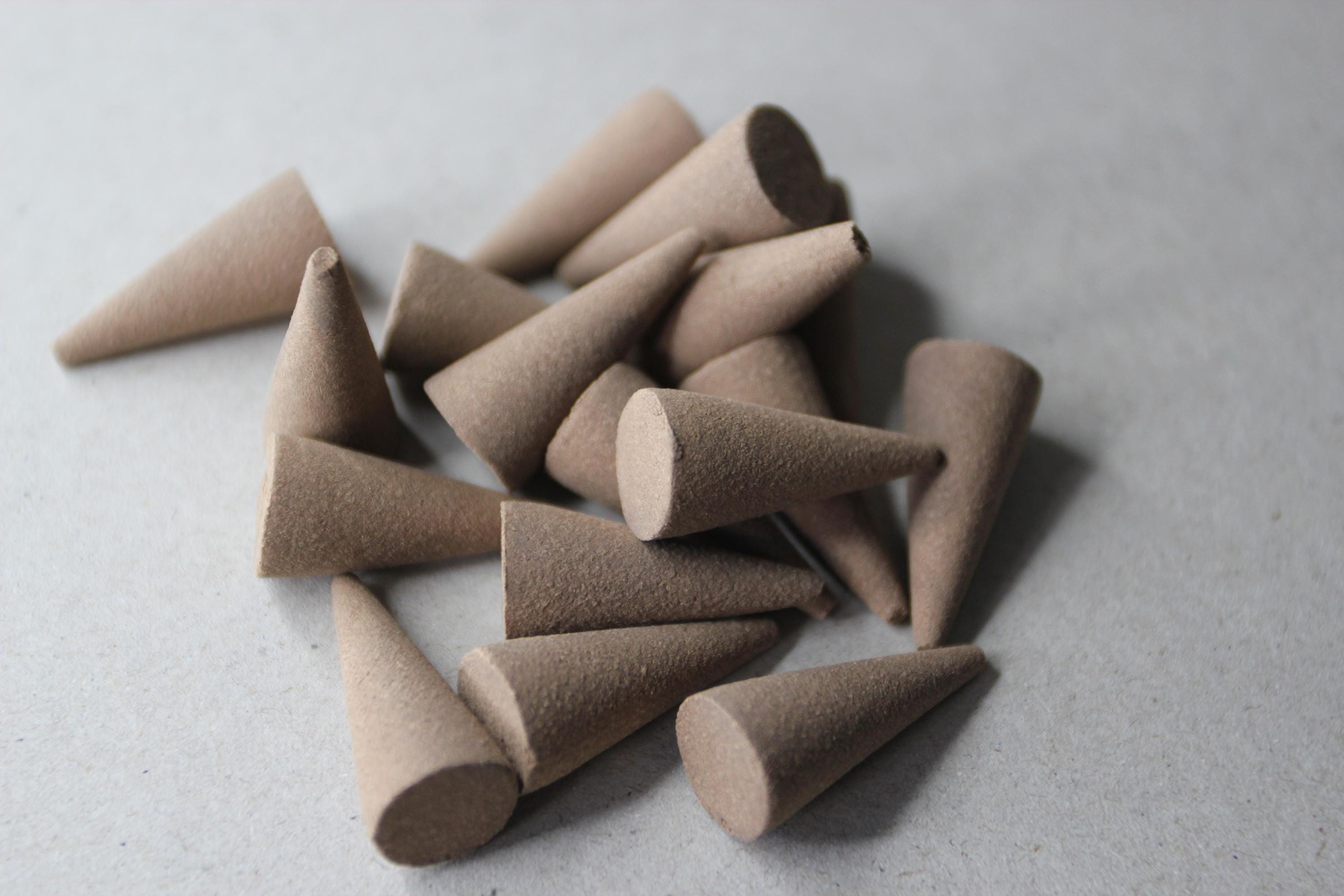 Oriental Musk Incense Cones: Earthy Japanese Aromatherapy (16 Cones, 20 Min Burn Time)