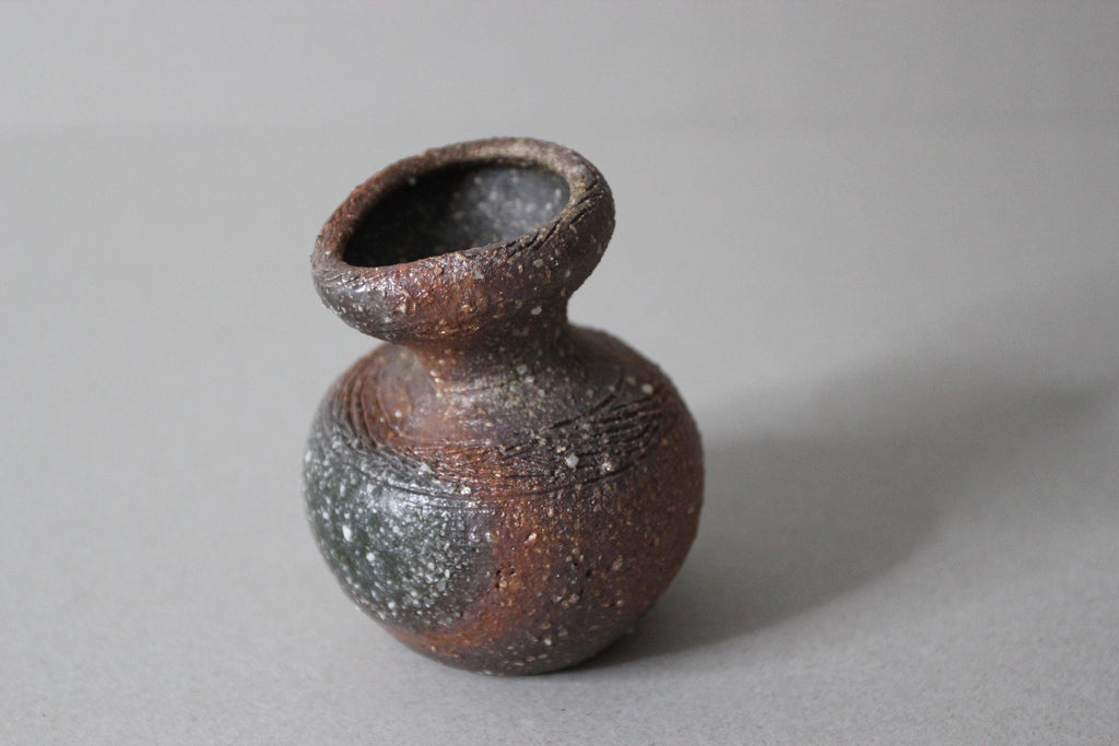 Japanese Shigaraki Pottery Mini Vase: Rustic Floral Decor