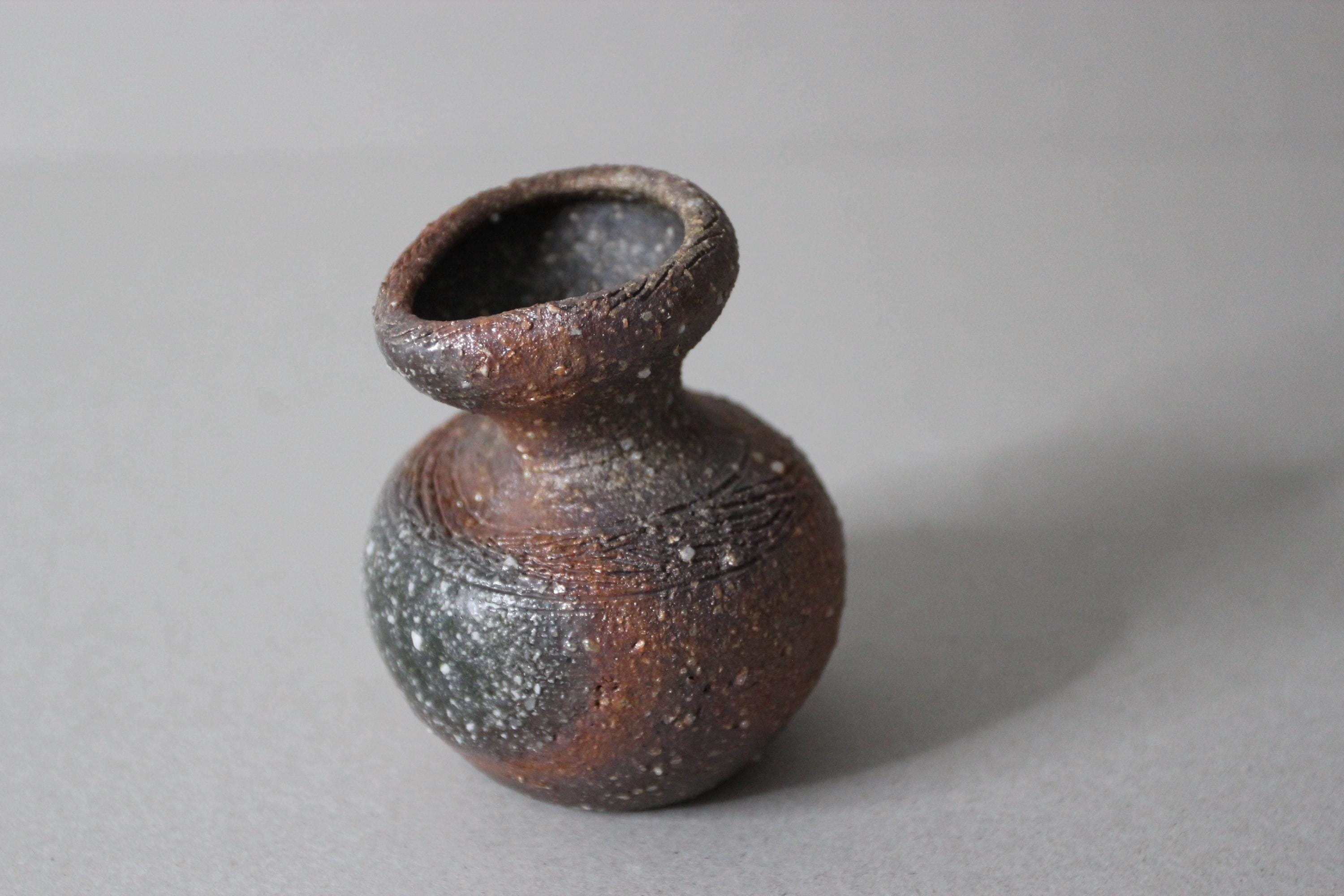 Japanese Shigaraki Pottery Mini Vase: Rustic Floral Decor