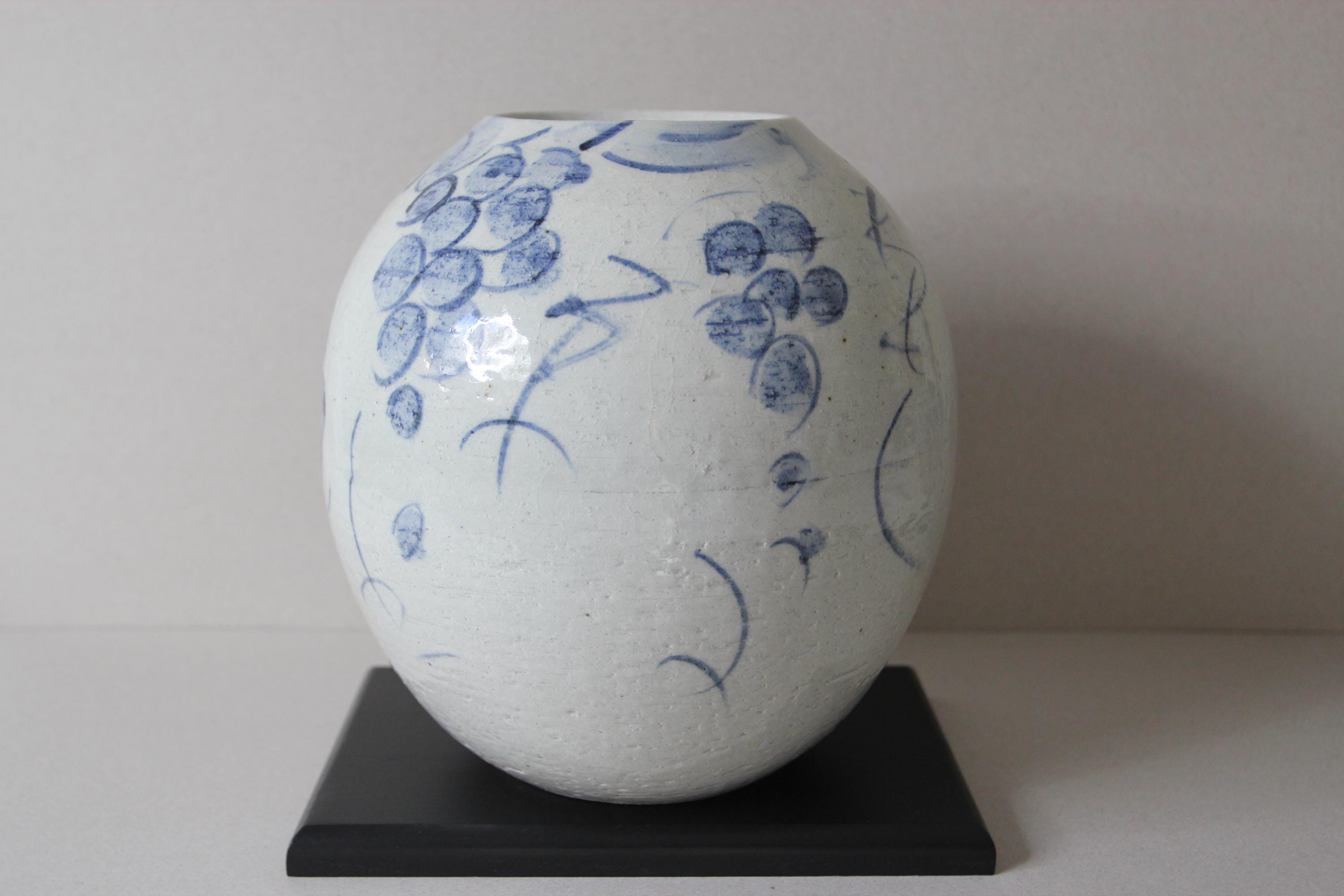 Handcrafted Shigaraki Ware Vase: Japanese Ceramic Floral Arrangement