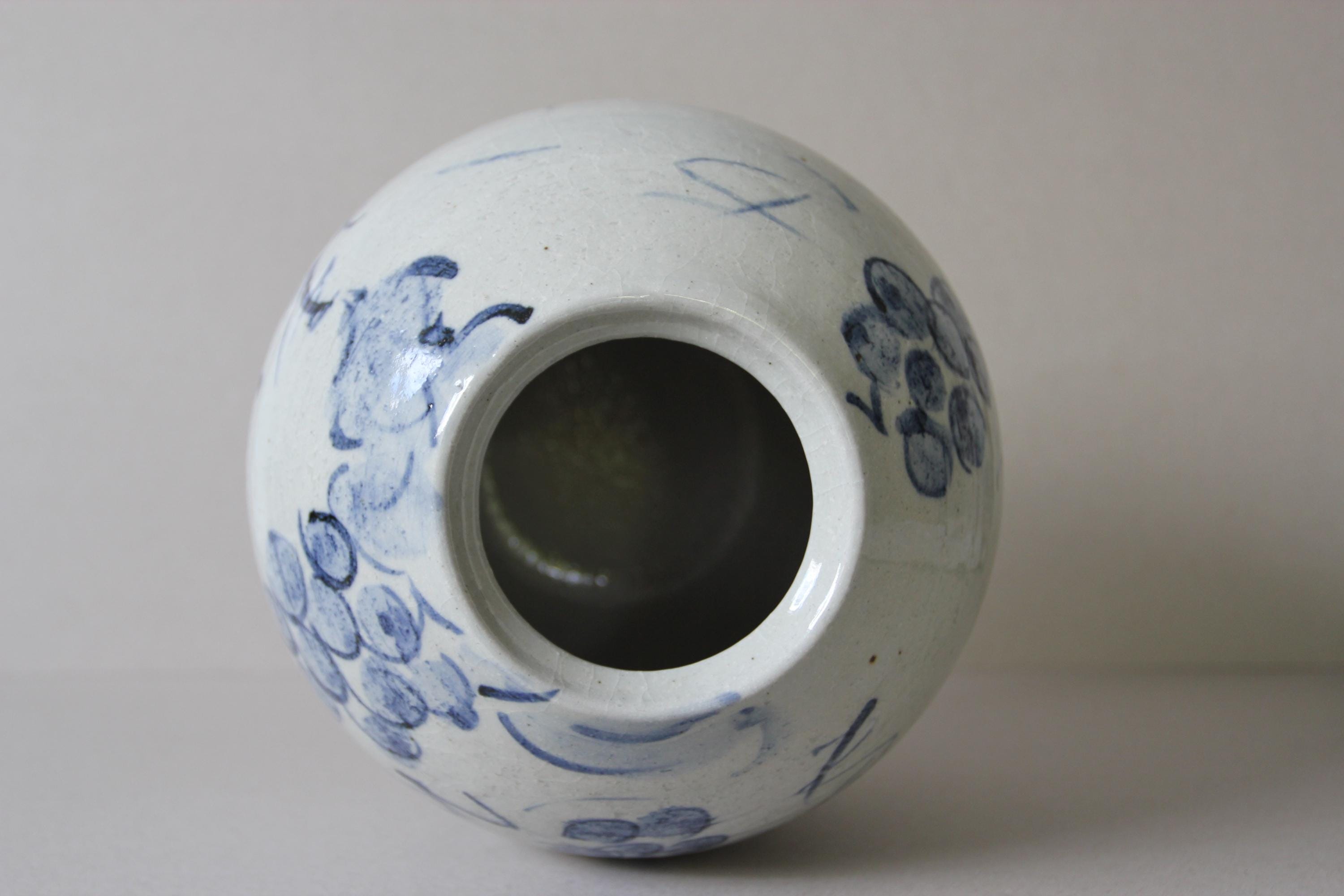 Handcrafted Shigaraki Ware Vase: Japanese Ceramic Floral Arrangement
