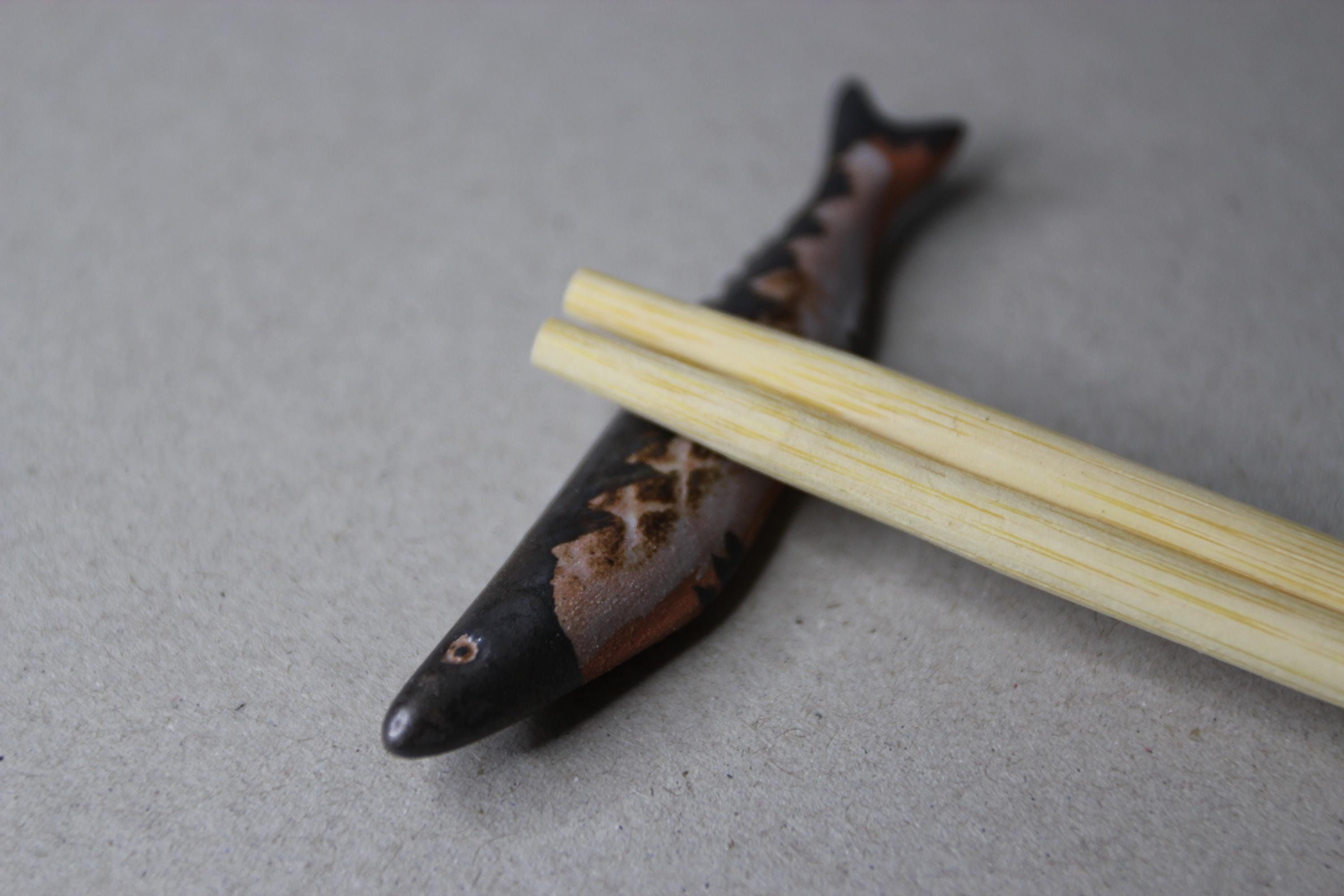 Ceramic Sanma Chopstick Rest: Japanese Autumn Fish Tableware