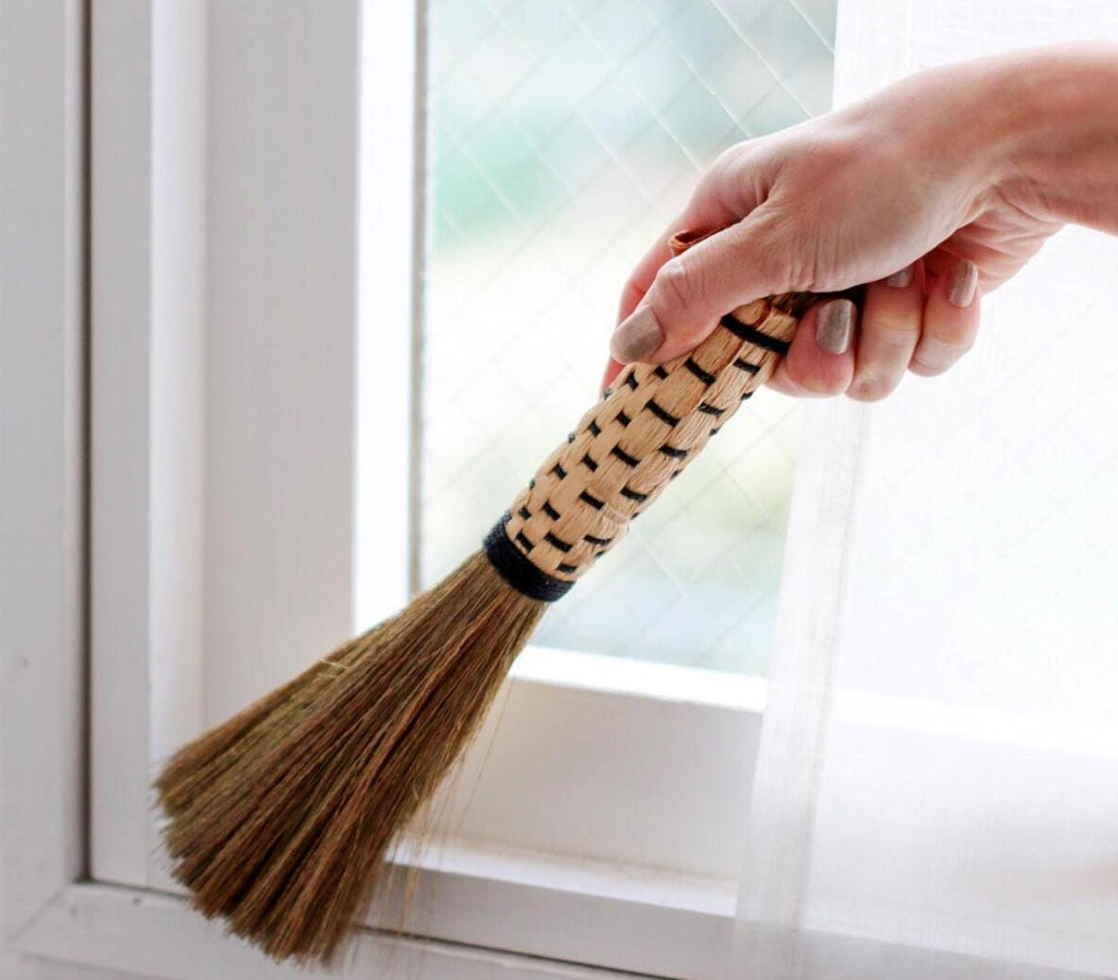 Handmade Tiger Grass Mini Broom: Natural Desk Whisk Broom
