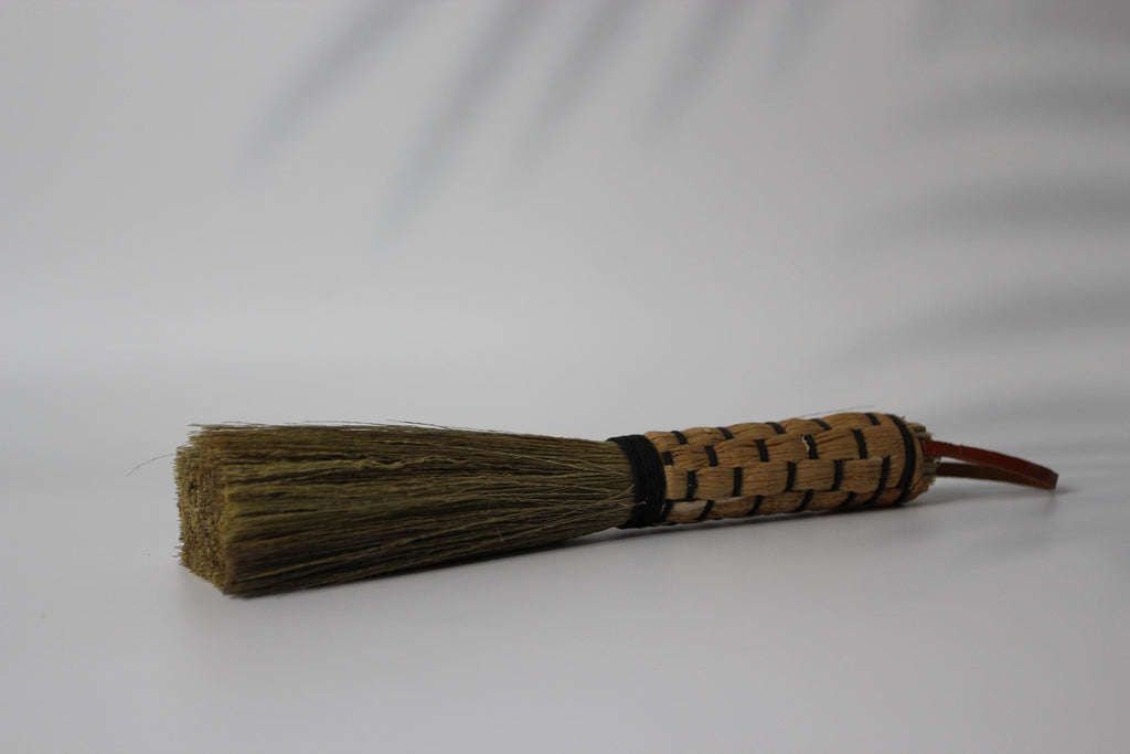 Handmade Tiger Grass Mini Broom: Natural Desk Whisk Broom