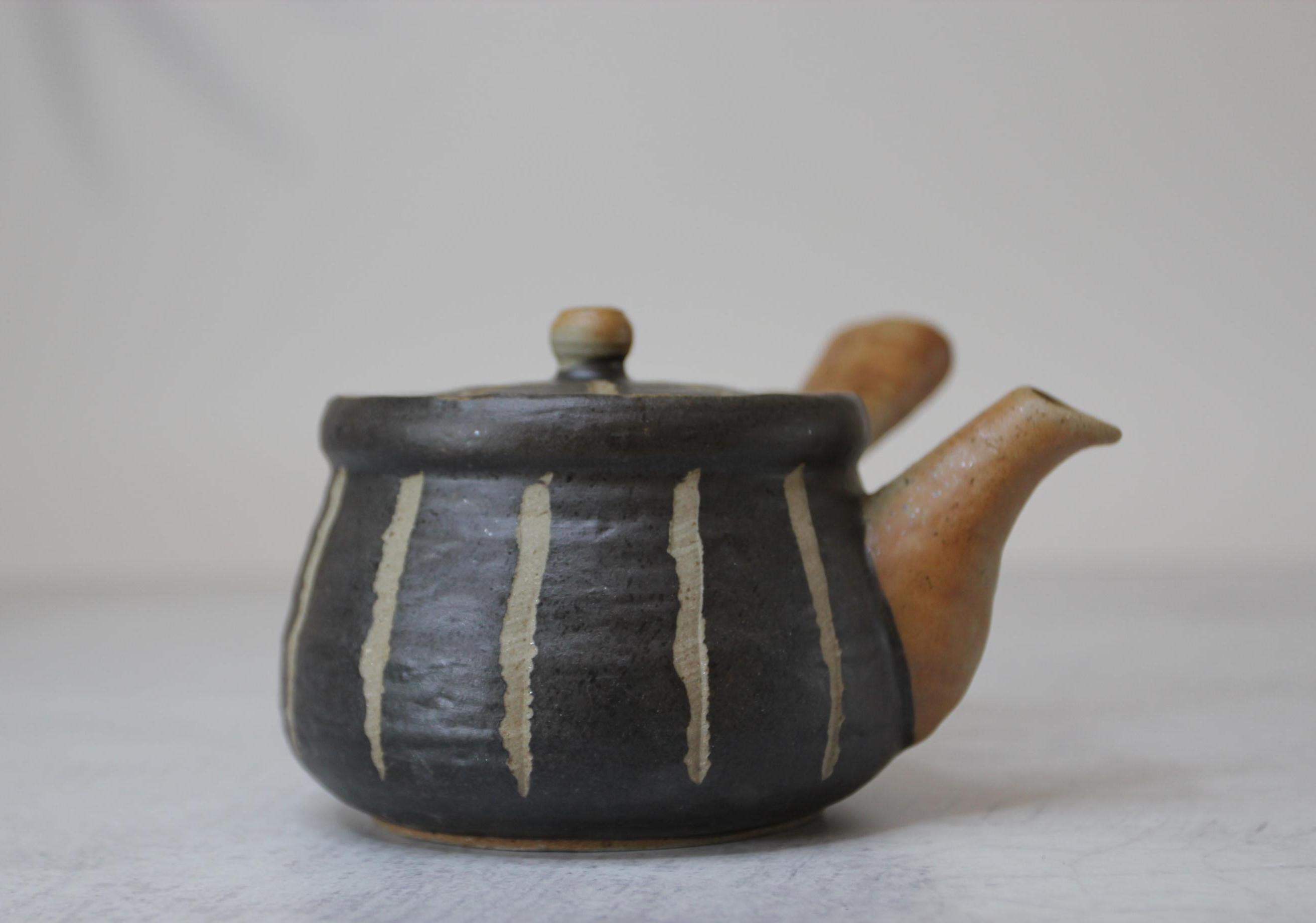 Japanese Teapot | Small Pottery Kyusu | Horitokusa Design | Handmade Ceramic Teapot | Made in Japan
