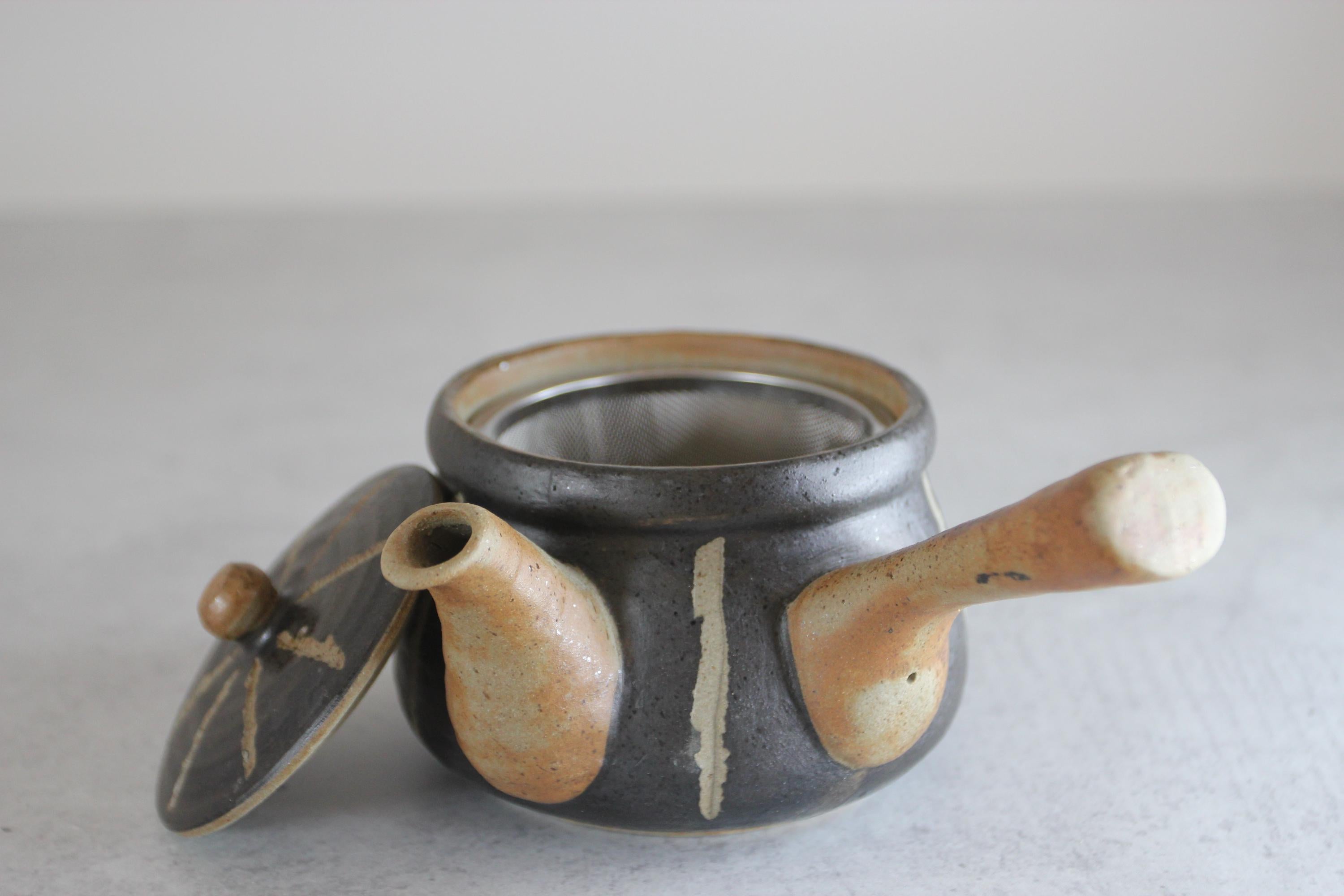 Japanese Teapot | Small Pottery Kyusu | Horitokusa Design | Handmade Ceramic Teapot | Made in Japan