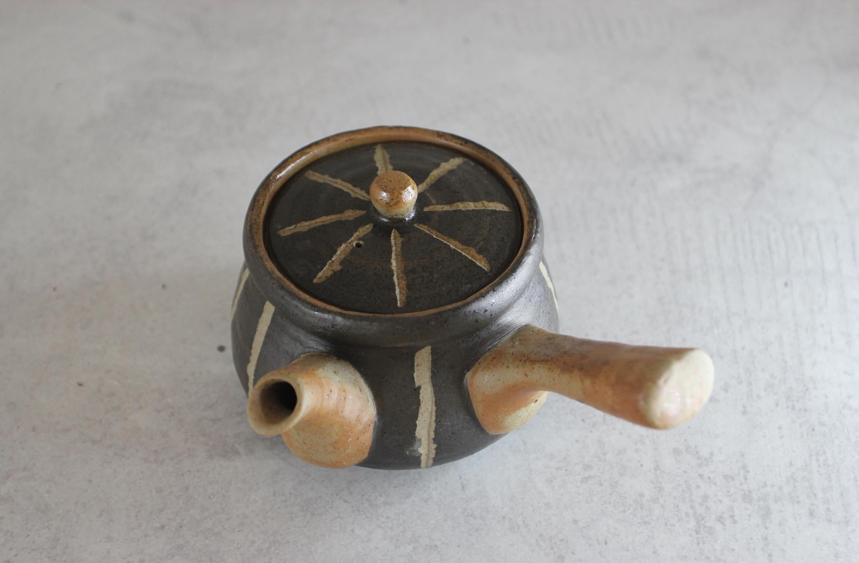 Japanese Teapot | Small Pottery Kyusu | Horitokusa Design | Handmade Ceramic Teapot | Made in Japan