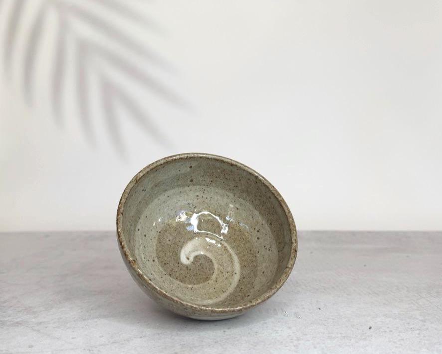 Minoyaki White Brush with Clay Ash Glaze Nakahira Bowl I Made In Japan